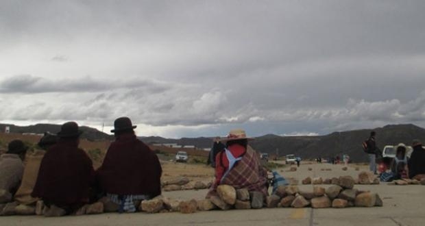 Cuarto día de bloqueo en carretera Oruro – Potosí, revelan presencia de pobladores armados