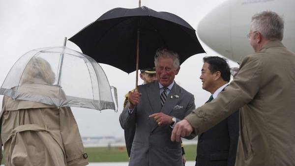 El príncipe Carlos y su esposa Camilla son recibidos por el Gobernador de Manitoba, Philip S. Lee. Los príncipes de Gran Bretaña tienen programada una visita de cuatro días a Canadá. (AP)
