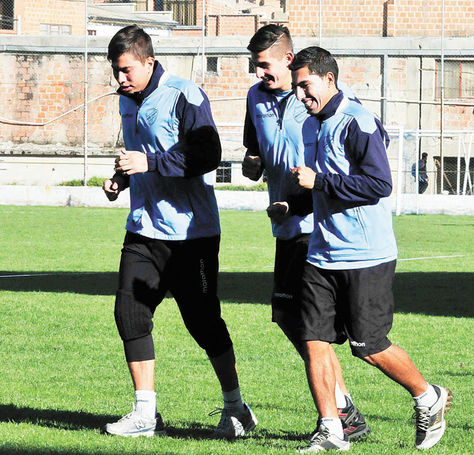 Celestes. Quiñónez (izq.), Eguino y Miranda en Tembladerani. Foto: Víctor Gutiérrez