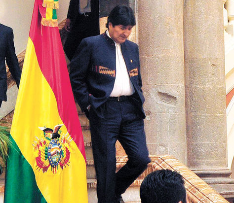 Conferencia. El Presidente baja las escalinatas del Palacio.