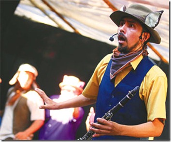 César Estrada en la Carpa Barroca. Es músico, tuvo una banda de rock. También dirige el elenco Animal