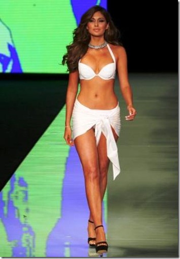 La actual Miss Universo Gabriela Isler en pasarela.