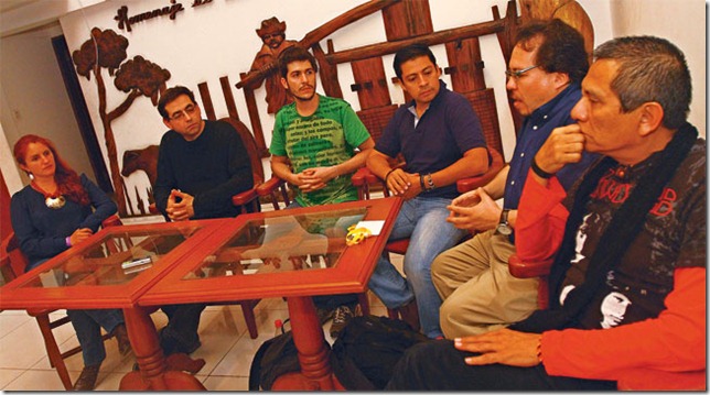 Los cinco poetas internacionales invitados al encuentro y uno de los anfitriones conversaron con Brújula en el hotel Misional. Gabriel Chávez ofreció una mirada de la poesía boliviana hacia afuera. Los cinco poetas internacionales invitados al encuentro y uno de los anfitriones conversaron con Brújula en el hotel Misional. Gabriel Chávez ofreció una mirada de la poesía boliviana hacia afuera.