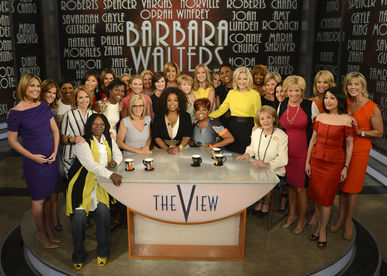 Whoopi Goldberg, Jenny McCarthy, Oprah Winfrey, Sherri Shepherd y Barbara Walters posan junto a las compañeras presentadoras de la compañía ABC durante el último día de grabación de The View.  |  FOTOS: AP