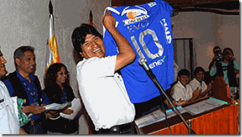 Morales muestra la camiseta del Sport Boys que estaría usando esta temporada