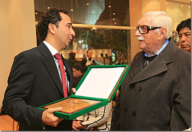 Pedro Rivero Mercado, creador del premio, entrega la plaqueta.