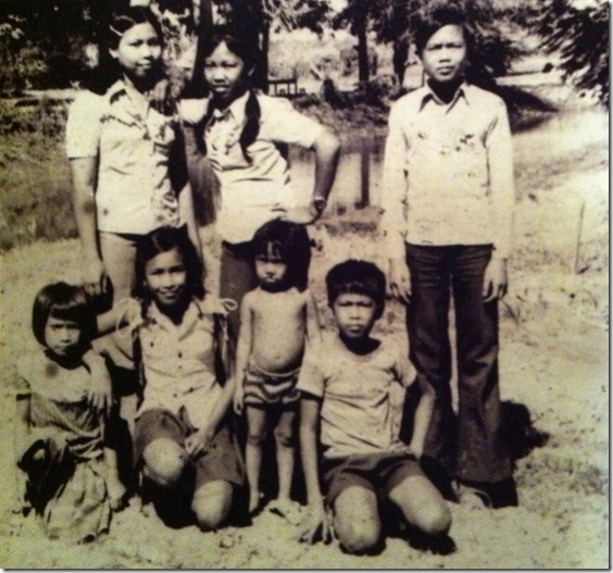 Somaly Mam, junto a sus hermanas adoptivas. Es la segunda niña por la izquierda de la fila de abajo Somaly Mam, junto a sus hermanas adoptivas. Es la segunda niña por la izquierda de la fila de abajo