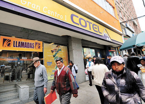 Telefónica. Vista del frontis del edificio central de Cotel, ubicado sobre la Av. Mariscal Santa Cruz.