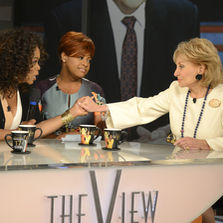 Oprah Winfrey sujeta la mano de Barbara Walters durante la grabación del programa de despedida después de 53 años de la periodista en televisión.  Las acompaña Sherri Shepherd copresentadora del espacio. |  AP