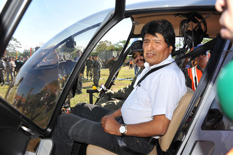 Morales-planifica-entregar-un-helicoptero-por-departamento
