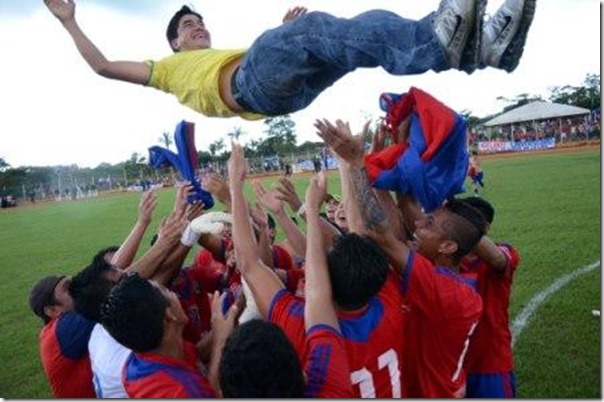 Cobija 03-05-2013 Campeón es el grito que se escuchó después de finalizado el encuentro que ganó Universitario de Pando a la Empresa Minera Huanuni de Oruro por 3-0, cuyo resultado le permitió alzar en alto el trofeo y su ascenso a la Liga del Fútbol Profesional Boliviano.