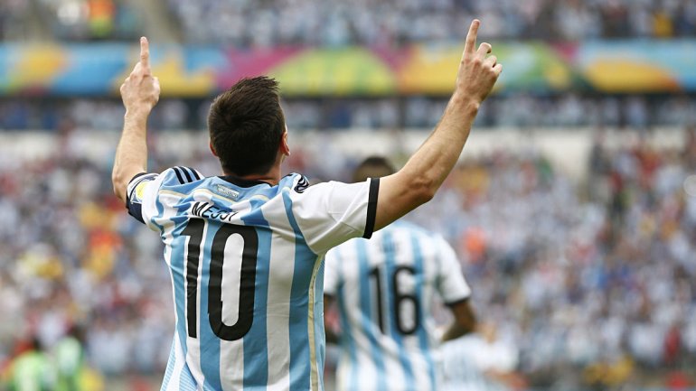 Argentina volvió a sufrir en defensa pero con un magnífico Messi venció a Nigeria y es líder