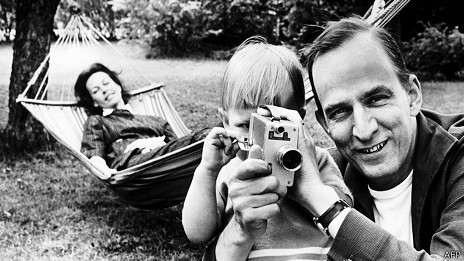 Ingmar Bergman con su esposa e hijo, en una foto de 1960