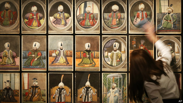Mujer limpia cuadro con retratos de sultanes otomanos
