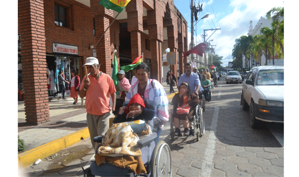 Discapacitados exigen aumento de su bono