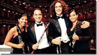 Barrientos junto a miembros de la Orquesta de Miami