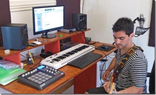 Cristóbal López y Richi García preparan la música.