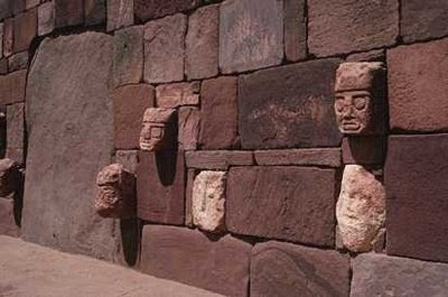 Imágenes de un mural Tihuanaco en Bolivia.
