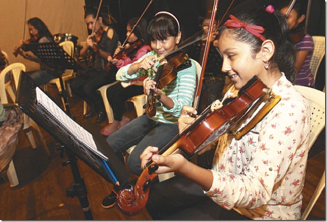 Los alumnos que estudian en la academia Music House tienen la oportunidad de ingresar a la orquesta. Los alumnos que estudian en la academia Music House tienen la oportunidad de ingresar a la orquesta.