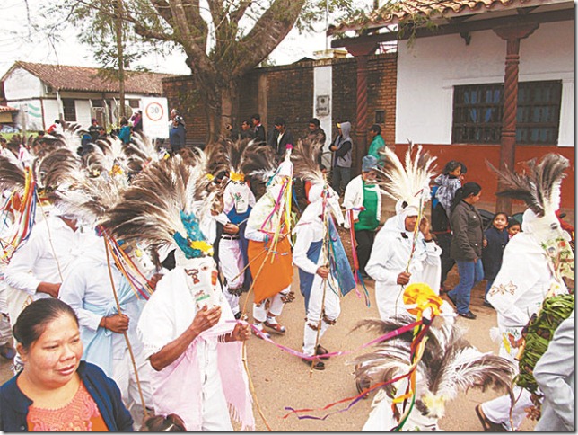 Los yarituses parten rumbo al templo misional y luego acompañan a San Pedro y San Pablo en procesión Los yarituses parten rumbo al templo misional y luego acompañan a San Pedro y San Pablo en procesión