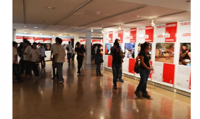 Visitantes acuden al centro cultural de lunes a viernes, adquiriendo conocimientos culturales de varias índoles.