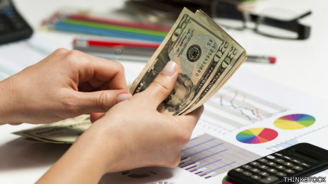 Empleado contando dinero.