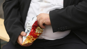 Hombre obeso comiendo.