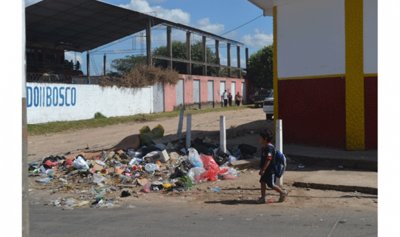 A diario las personas desechan sus basuras en cualquier parte de la calle, afeando la ciudad.