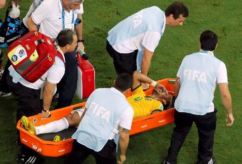 Neymar, delantero brasileño, salió lesionado del partido en contra de Colombia