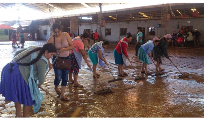 Comerciantes del mercado Abasto procedieron a la limpieza de sus puestos de venta y las arterias aledañas.