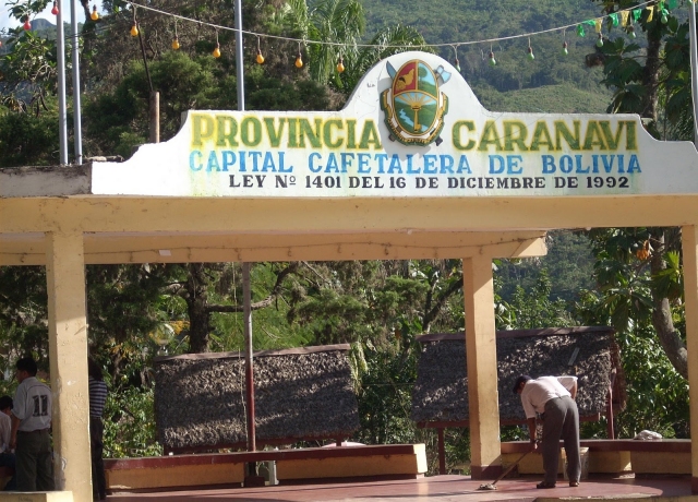 Propietarios de “Chutos” cercan edificio policial en Caranavi