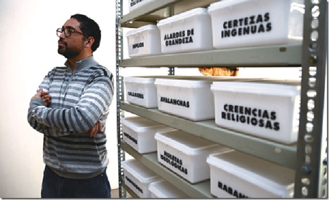 Douglas Rodrigo Rada posa junto a una de las obras con las que Roberto Valcárcel participa en Contextos
