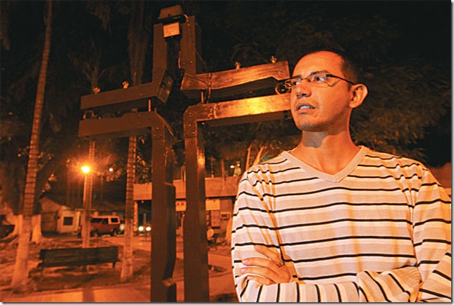 Hurtado escogió la crónica como un género que le permitiera construir historias que puedan ser narradas Hurtado escogió la crónica como un género que le permitiera construir historias que puedan ser narradas