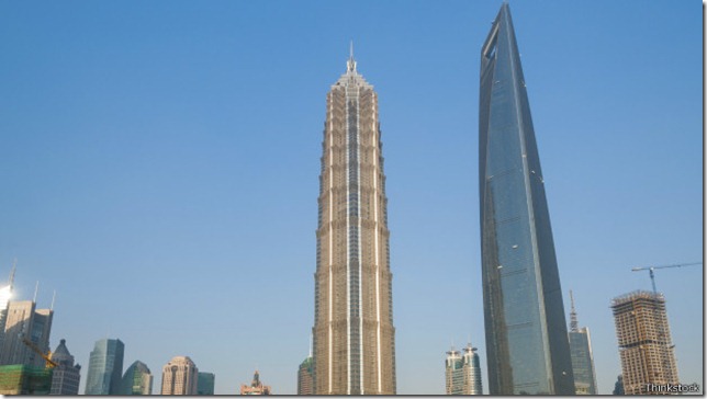 La consideración del viento y la amplitud de la base son elementos fundamentales en el diseño de rascacielos.