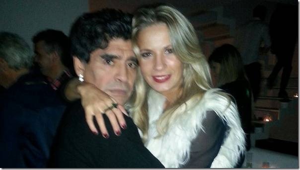 Maradona-abrazado-carinosamente-Eva-Facebook_CLAIMA20140722_0197_30