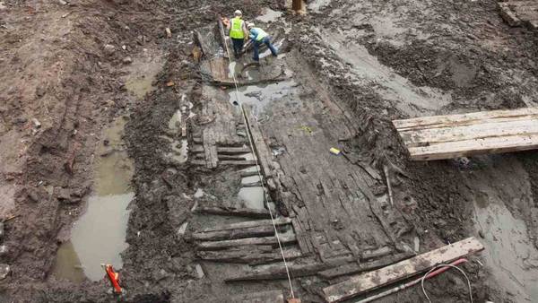 En el 2010, trabajadores que estaban excavando entre los escombros del World Trade Center de Nueva York han encontrado el casco de un barco que quedó sepultado allí en el siglo XVIII. (AP)