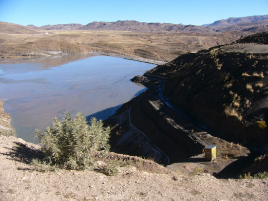 PROTECCIÓN: Los residuos tóxicos de cerca de una treintena de ingenios mineros de Potosí se depositan en el dique de colas de San Antonio.