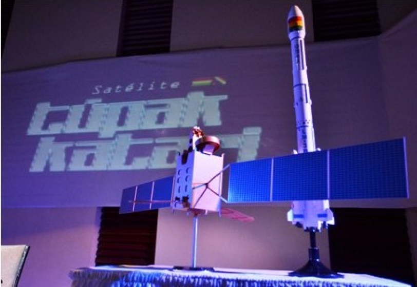 Una imagen a escala del satélite Túpac Katari.