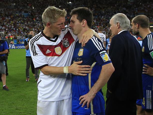Brasil 2014: Bastian Schweinsteiger consoló a Lionel Messi