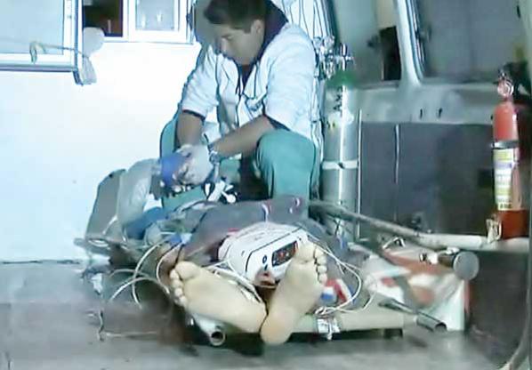 Paciente recibe respiración artificial en la ambulancia, el 18 de agosto, en la puerta de Emergencia del Hospital Viedma. GENTILEZA RED UNO