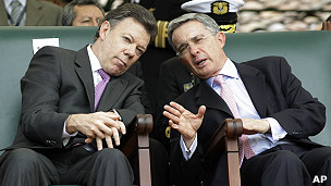 El presidente colombiano Juan Manuel Santos y su sucesor Álvaro Uribe.