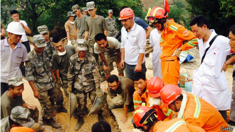 Equipos de rescate en Yunnan, China