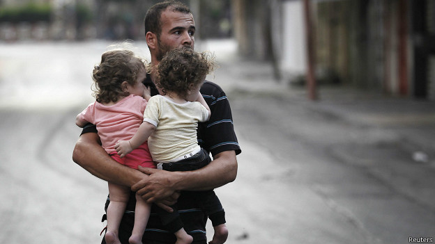 Hombre carga a sus hijos en Gaza
