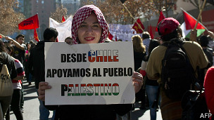 Miles de personas marcharon el 9 de agosto en Santiago para solidarizarse con el pueblo palestino.
