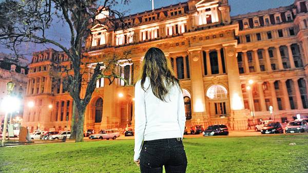 Jueves, 19 horas. Paula frente a Tribunales. Fue hasta allí a esperar que trasladaran a la cárcel a su abusador, el empresario Alberto Pampín. Lo habían detenido el día anterior./JUAN MANUEL FOGLIA