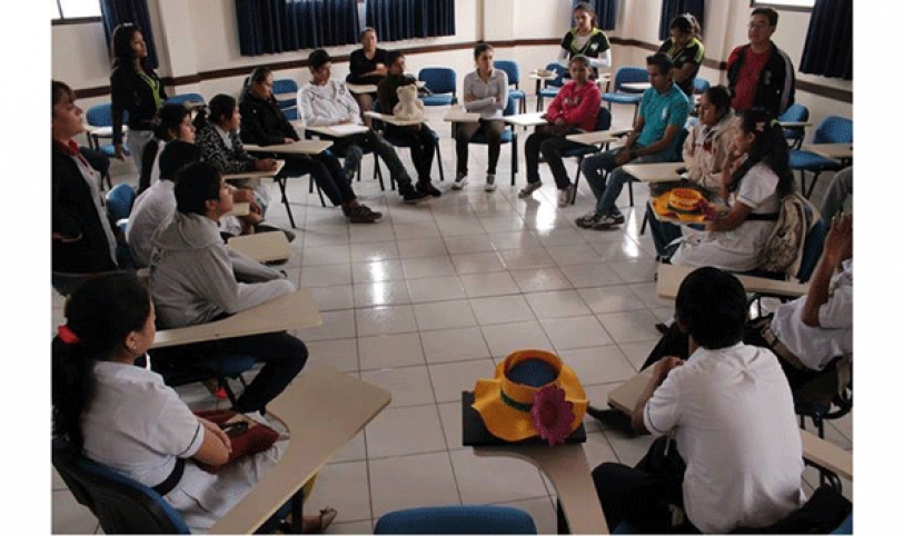 Estudiantes de la Fundación Hombres Nuevos, en un trabajo grupal sobre “afectividad y embarazo adolescente’’