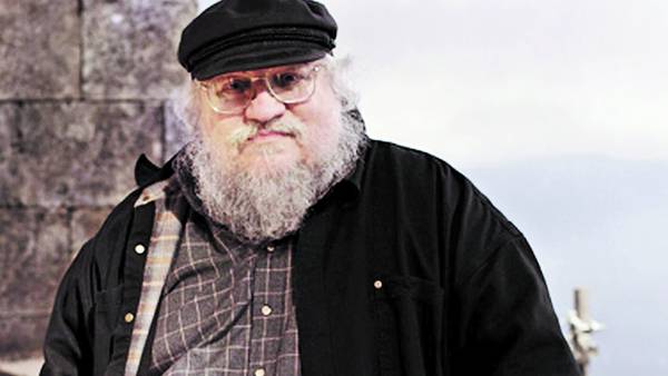Acosado. George R.R. Martin odia que se saquen selfies con él y quisiera quemar todos los celulares.