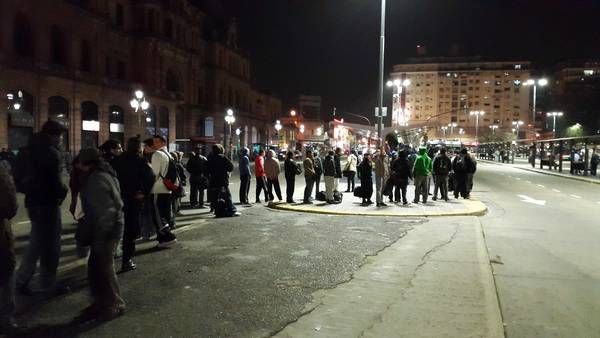 AL FILO DEL PARO. Pasajeros esperan un colectivo en Plaza Constitución, minutos antes del comienzo de la huelga. (Mario Quinteros)