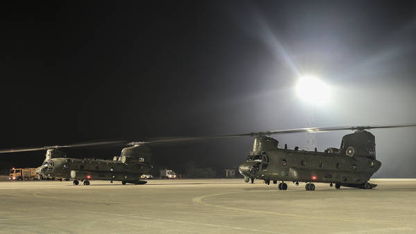 Ayuda. Helicópteros Chinook británicos esperando órdenes para la campaña en Irak.