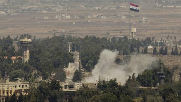 Humo surge de un poblado sirio bombardeado, cerca de la frontera con Israel. La guerra en Siria dejó a más de 3 millones como refugiados. (AP)